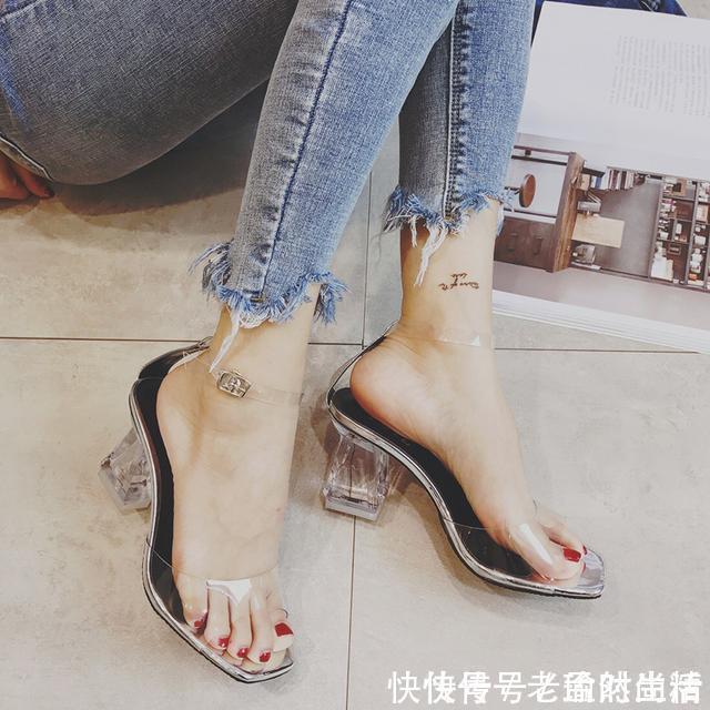 线条 女人的鞋柜里不能少的透明高跟鞋,拉长双腿线条,展现纤细玉足