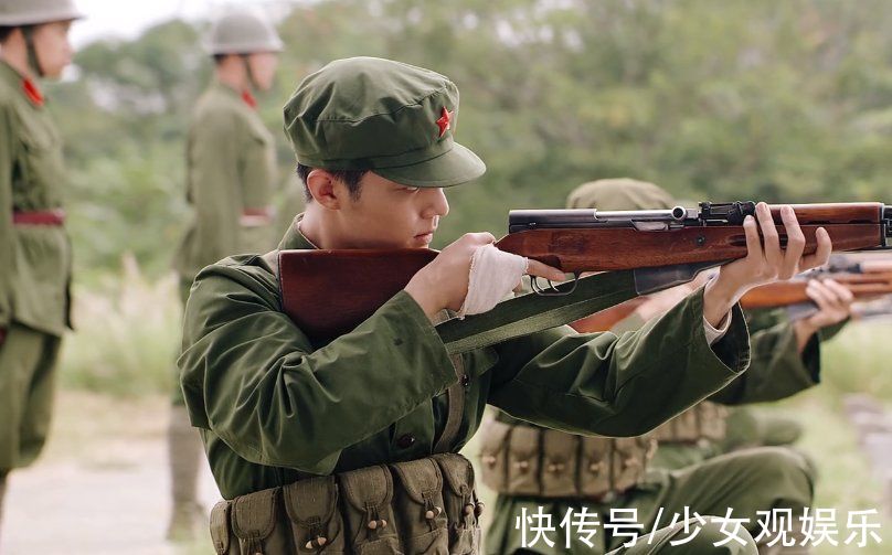 王牌部隊：肖戰(zhàn)演技有看頭，黃景瑜用力過猛，鐘楚曦人設(shè)不現(xiàn)實