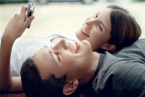 玩笑话|夫妻俩坚持丁克10多年，听完侄子一句玩笑话，果断决定高龄生娃