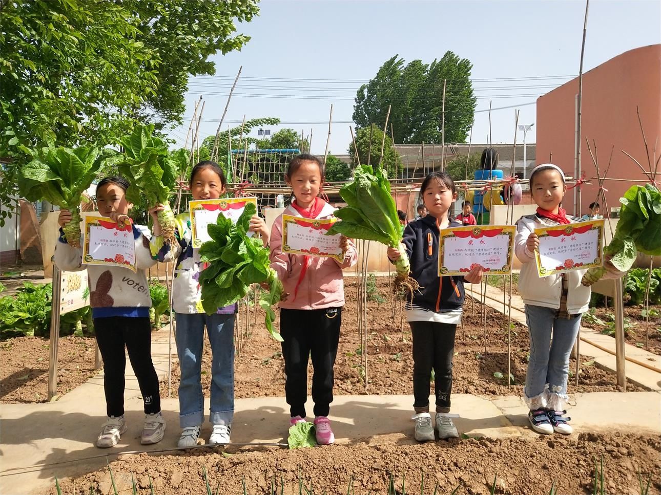 梨林小学举行“喜迎五一，劳动光荣”趣味运动会