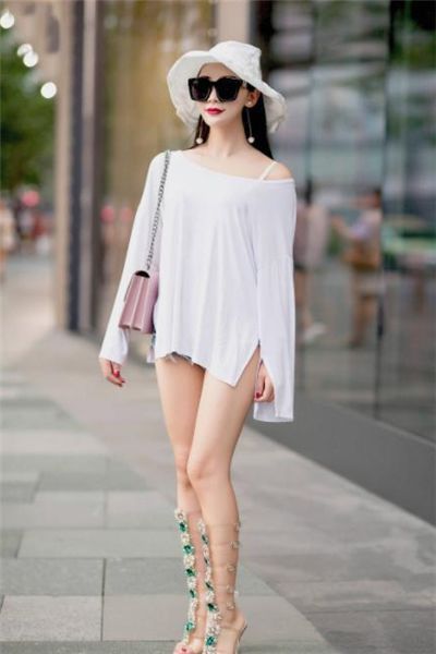 街拍:气质优雅的时尚辣妈,黑色的碎花长裙美丽大方