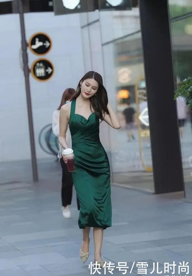 魅力|美女一袭绿色长裙优雅气质十足，拥有别具一格的魅力