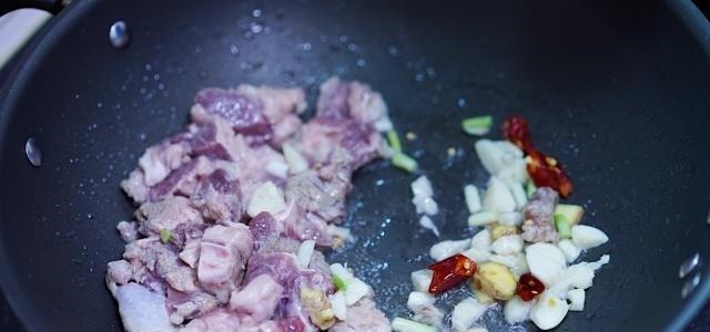 在家就能做出地道的牛腩粉，比店里料足，味道鲜美，简单又快手！