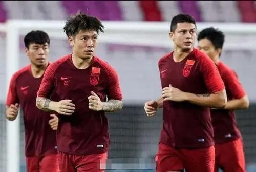 国足|晚上7点，资深名记曝出争议猛料：国足恐遭打击，球迷吐槽声一片