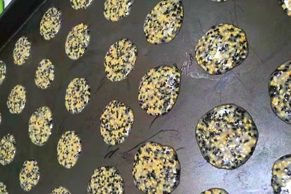 多多制作芝麻薄饼多妈赞，料足比买的好吃，网友：黄磊后继有人了