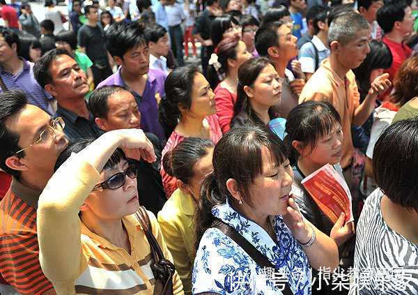 孩子|孩子高考,你会在考场外,顶着烈日等待吗听听他们的心理感动了