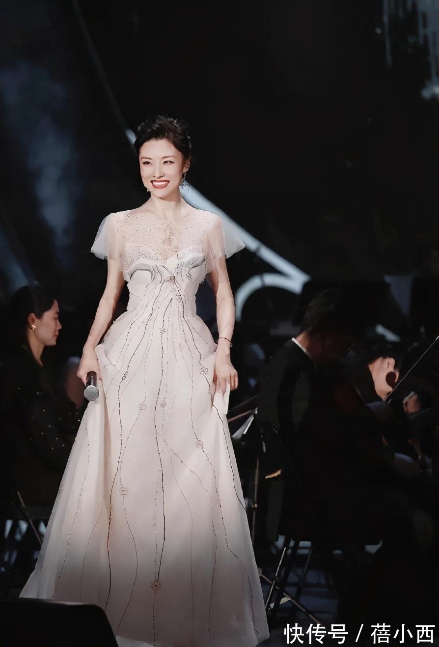 半身裙|周涛的私服穿搭才叫高级,印花外套配小白裤好美,60后女性可照穿