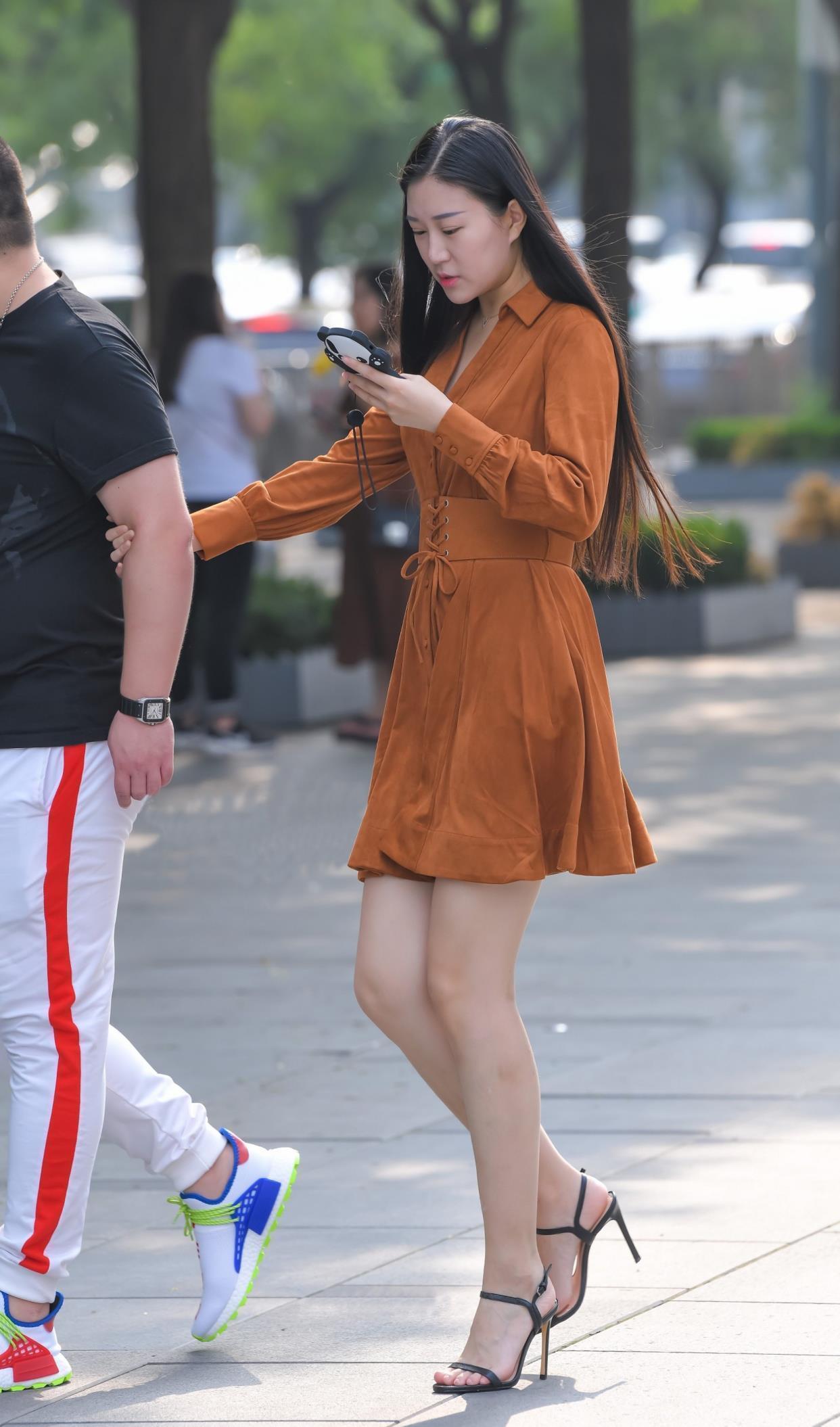 初秋时节，美女选择丝绒连衣裙，搭配一字带凉鞋，时髦又洋气