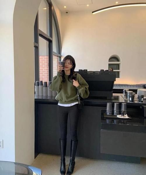 卫衣 + 靴子，毛衣 + 阔腿裤，这20套早春穿搭，好看极了