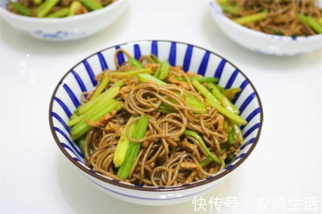 芹菜|夏季晚餐不用愁,这样做简单又省事,低脂还饱腹,我家常做