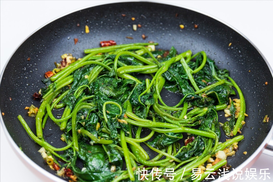 红薯|炒红薯叶，不能直接下锅炒，教你一招，红薯叶香嫩爽口，不发黑