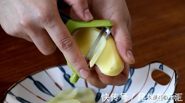 薄片|土豆切成薄片,两片粘一起下锅炸,中间是空心的,比薯片好吃