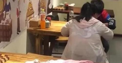 孩子|“最无奈宝宝”火了,父母吃烧烤嫌娃碍事放进包里,网友:捡来的