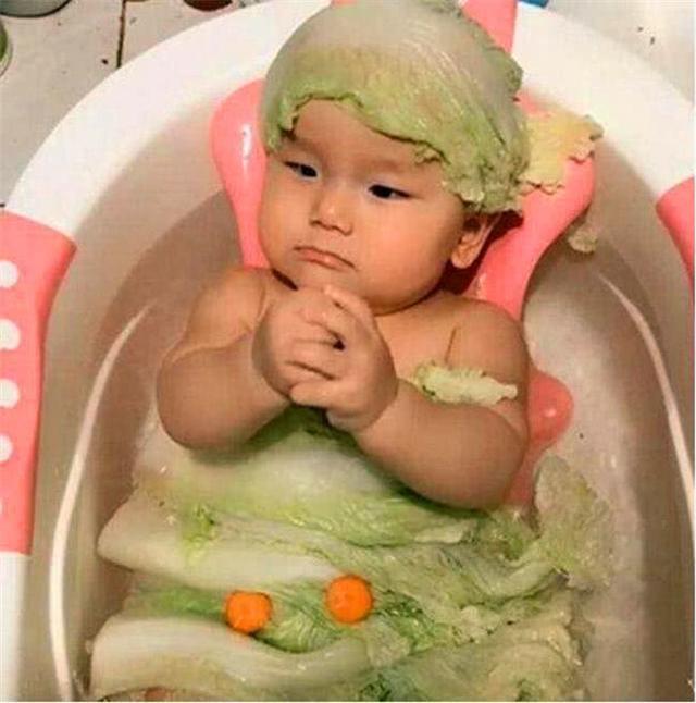 一岁宝宝送回姥姥家,妈妈担心不习惯,姥姥发来照片笑喷了