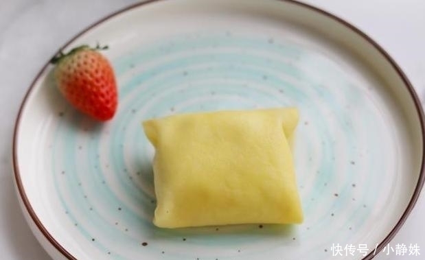  网红小吃草莓班戟，在家做不用买，一口平底锅6个小步骤搞定
