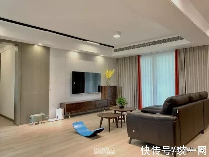 主卧|143平现代风格实景案例赏析，厨房三联动门设计通透明亮