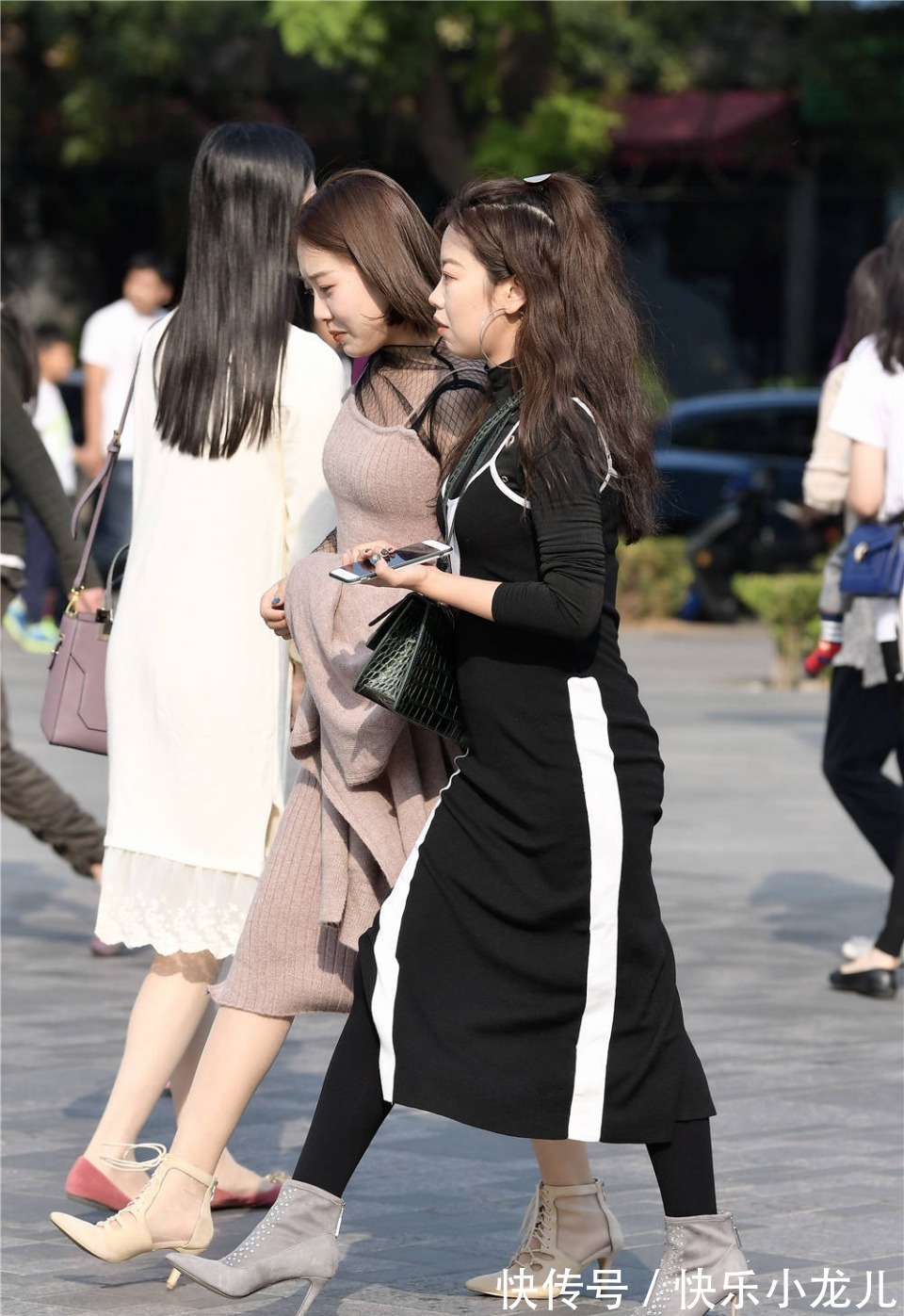 身材高挑 和姐妹逛街，都搭配选择尖头细跟短靴，色彩和款式有些差别