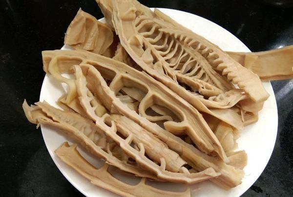 笋干正确泡发方法,饭店大厨都在用,水中加点它,笋干鲜美无异味