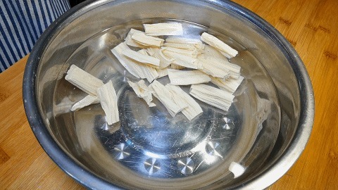 泡腐竹时,用热水还是凉水教你正确的做法,柔韧入味,鲜香开胃