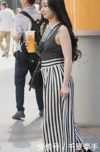 诱人|街拍:一位微胖美女穿着吊带,性感诱人,成为路人的焦点