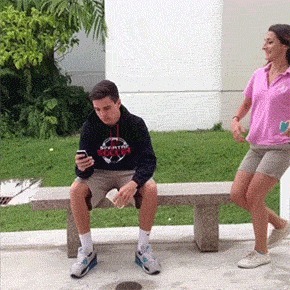 |搞笑gif:好好的一个美女,怎么摔得这么惨啊!看着让人心生怜悯!