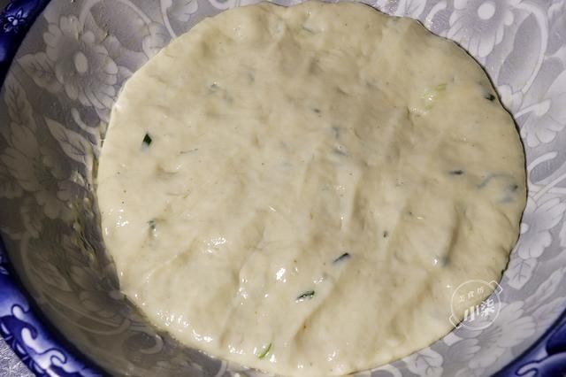  葱油饼|葱油饼的正确做法，不揉面不擀面，蓬松不油腻，比油条简单还好吃