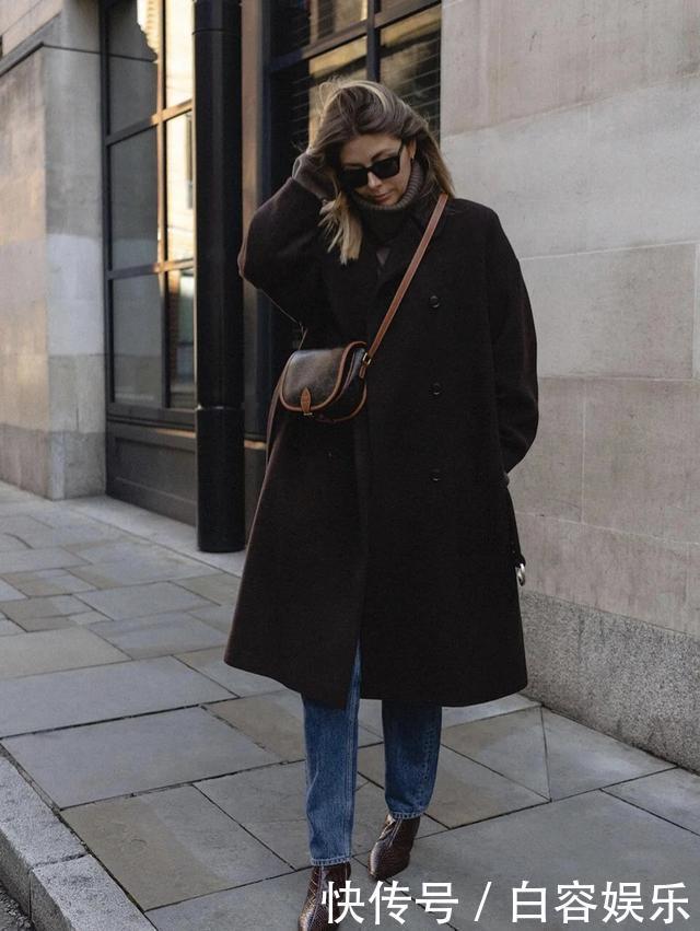 人人都会的“大衣配毛衣”,这位中年博主穿出高级感,优雅又舒适