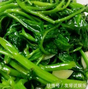 炒空心菜,为啥一下锅就变黑大厨给你支一招,出锅后翠绿又脆嫩