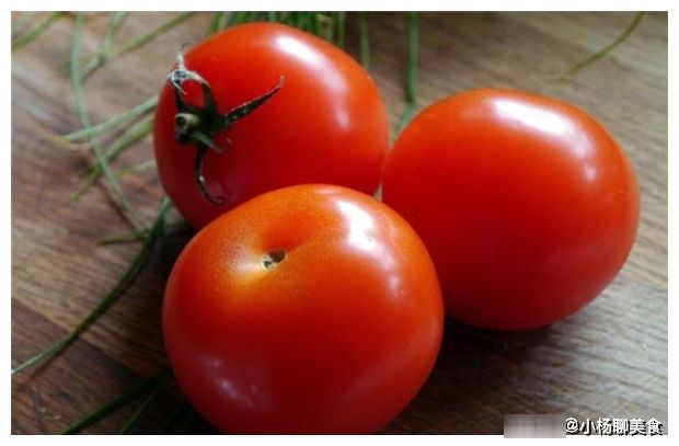 爱吃西红柿炖牛腩？详细做法教给你，牛腩软烂入味，汤汁红润香甜