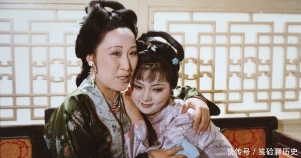 薛姨妈两次差点做出丑事,好在被宝钗拦住,不然薛家名声都臭了