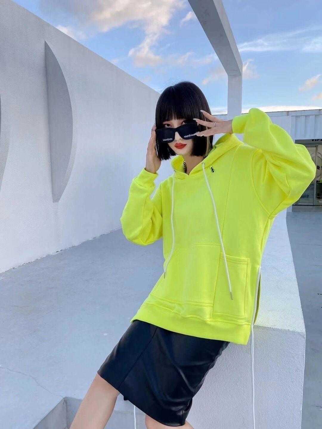 二分裤|休闲舒适的卫衣这样搭,时尚感加满,气场扑面而来