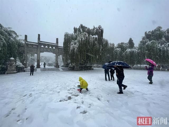 新闻记者|近10年最早初雪光临济南，市民赞雪中大明湖“宛如仙境”