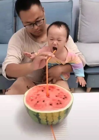 机智|宝宝不喝奶,爸爸用吸管解决问题,吸管的另一端才是亮点