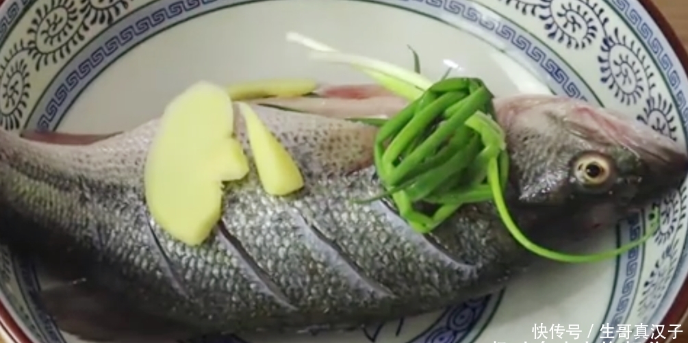 破皮|无论煎什么鱼,想要不破皮不粘锅,别直接下锅,教你一招