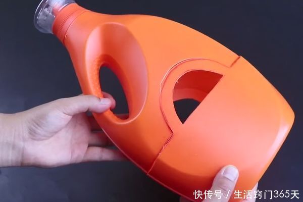 洗衣液空瓶切几刀,放在家里太实用了,超市一个要卖几十元!