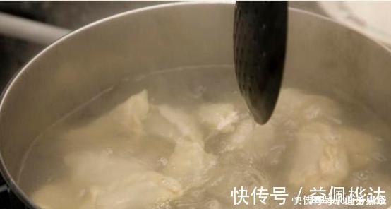 热水|煮饺子热水下锅是错的加一步骤，饺子好吃不破皮