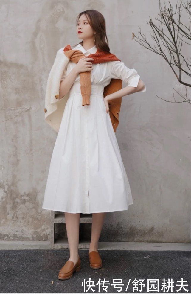 连衣裙过时了，今春流行“衬衫裙”，显瘦又不用想搭配，真时髦