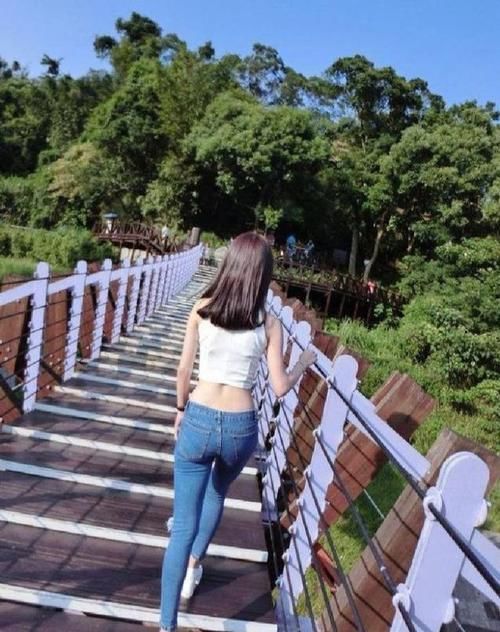 迷人|穿紧身牛仔裤，展现出美好身材，性感又迷人！