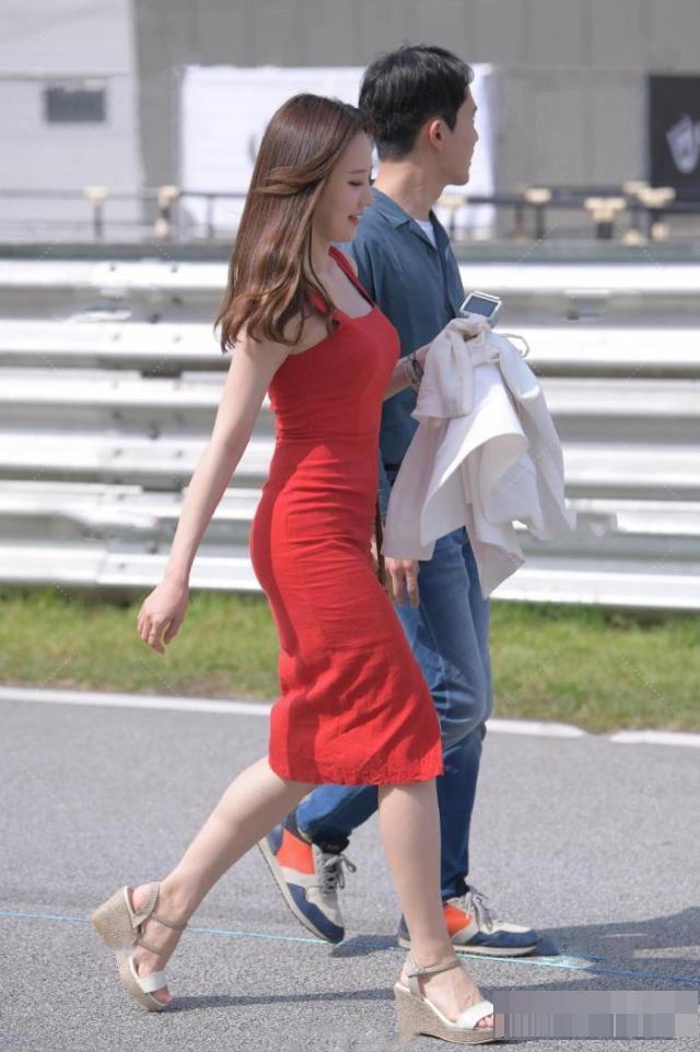 美女一条粉色的连衣裙，展现出了一种优雅出众又不失干练的美