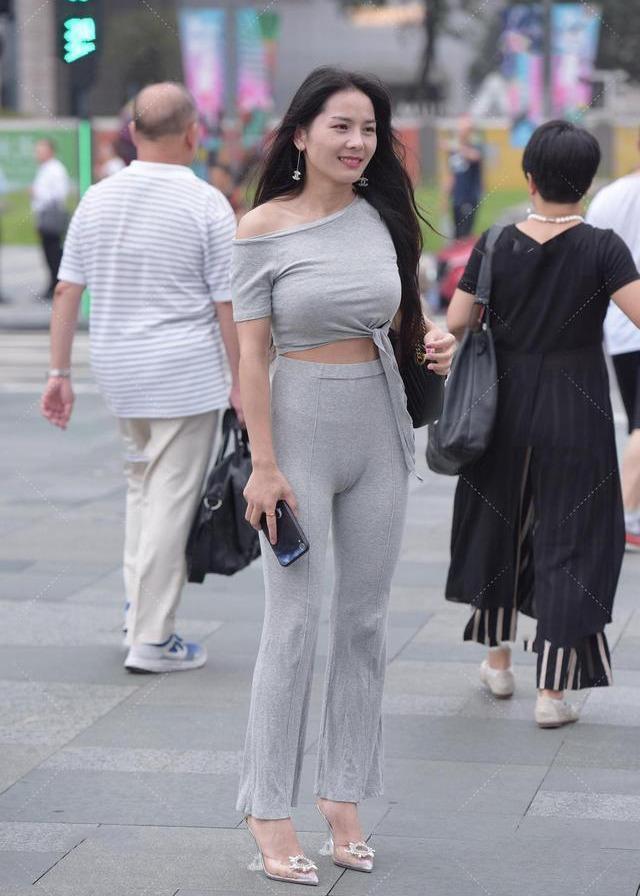 单肩上衣彰显“锁骨”立体感,别致休闲裤,水晶高跟鞋更有高雅感