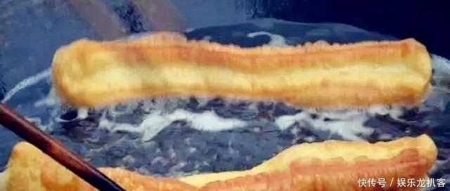 自带|千金洁癖严重,理发自带工具,吃饭自带碗筷,晚年却沦落街边炸油条