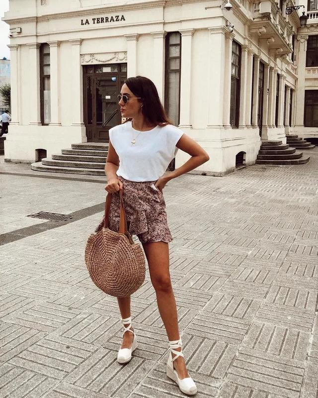 开衩裙 完爆小白鞋!这双神仙凉鞋跪求你买,巨显腿长