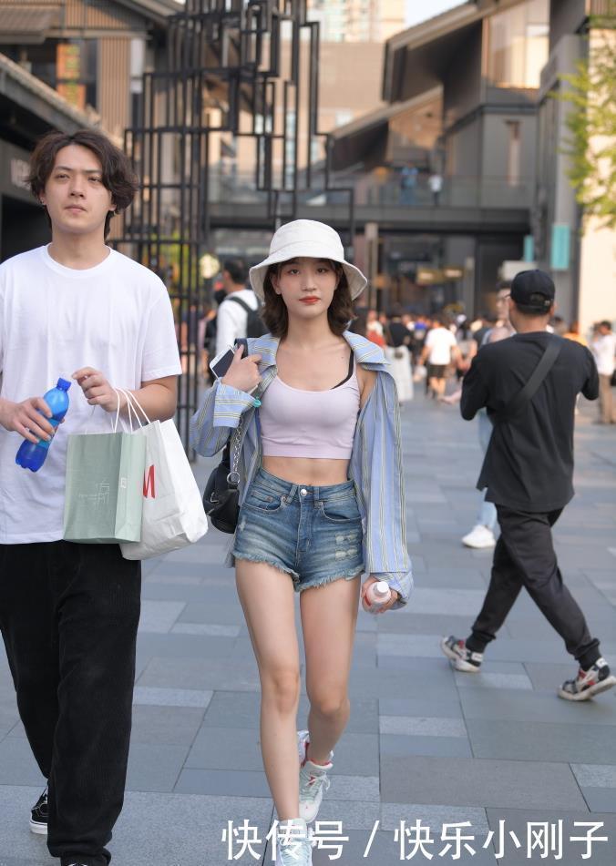 穿搭|非常有料的自信美女,蓬乱的头发,优雅的姿态,青春又活泼的感觉