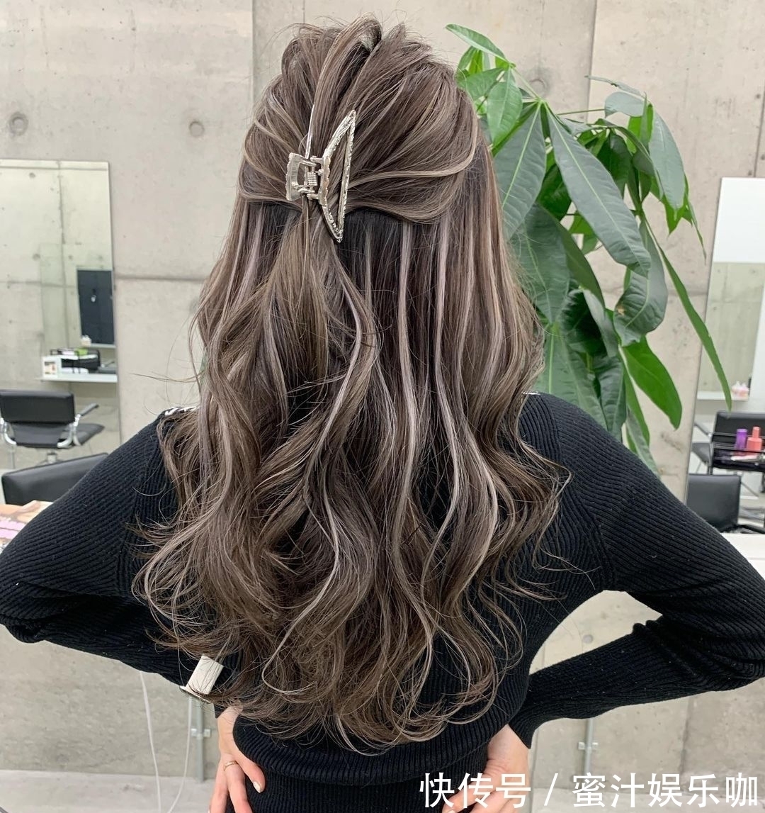 利落 大波浪半扎发利落短发,流行发型有多美?让人越看越想剪