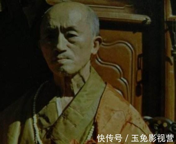 影视剧@海灯法师77岁高龄,二指禅倒立,专家质疑造假,徒弟无奈说出真相