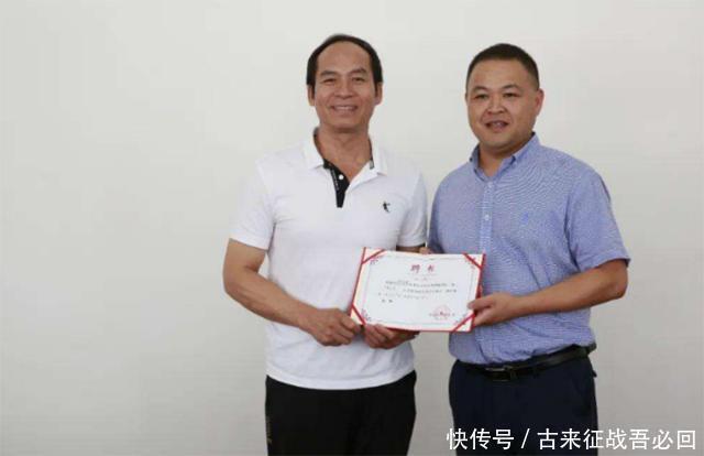 金庸|铸剑师郑国荣:第一把剑拍卖两万,第2把陨铁铸造,第3把赠金庸