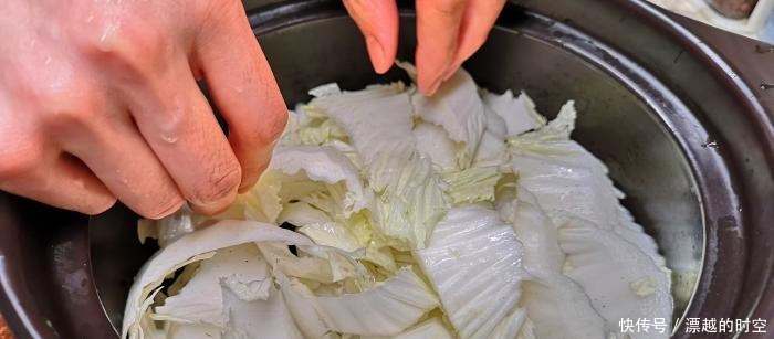 宅家21天,媳妇天天只给吃白菜,老公发朋友圈诉苦,朋友知足吧