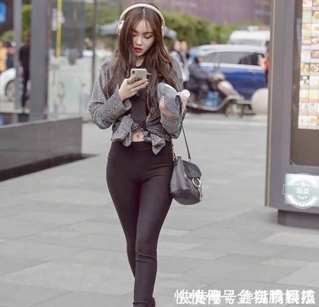 街拍 身材一级棒的打底裤小姐姐,展露曼妙身姿,流露慵懒妩媚的女人味