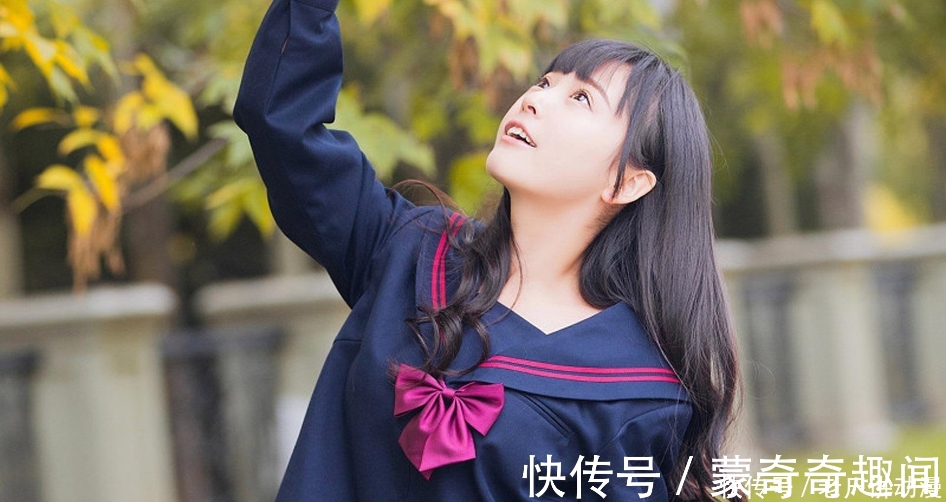 制服|45岁母亲穿JK制服陪儿子逛漫展,拍视频大跳书记舞,评论一众清奇