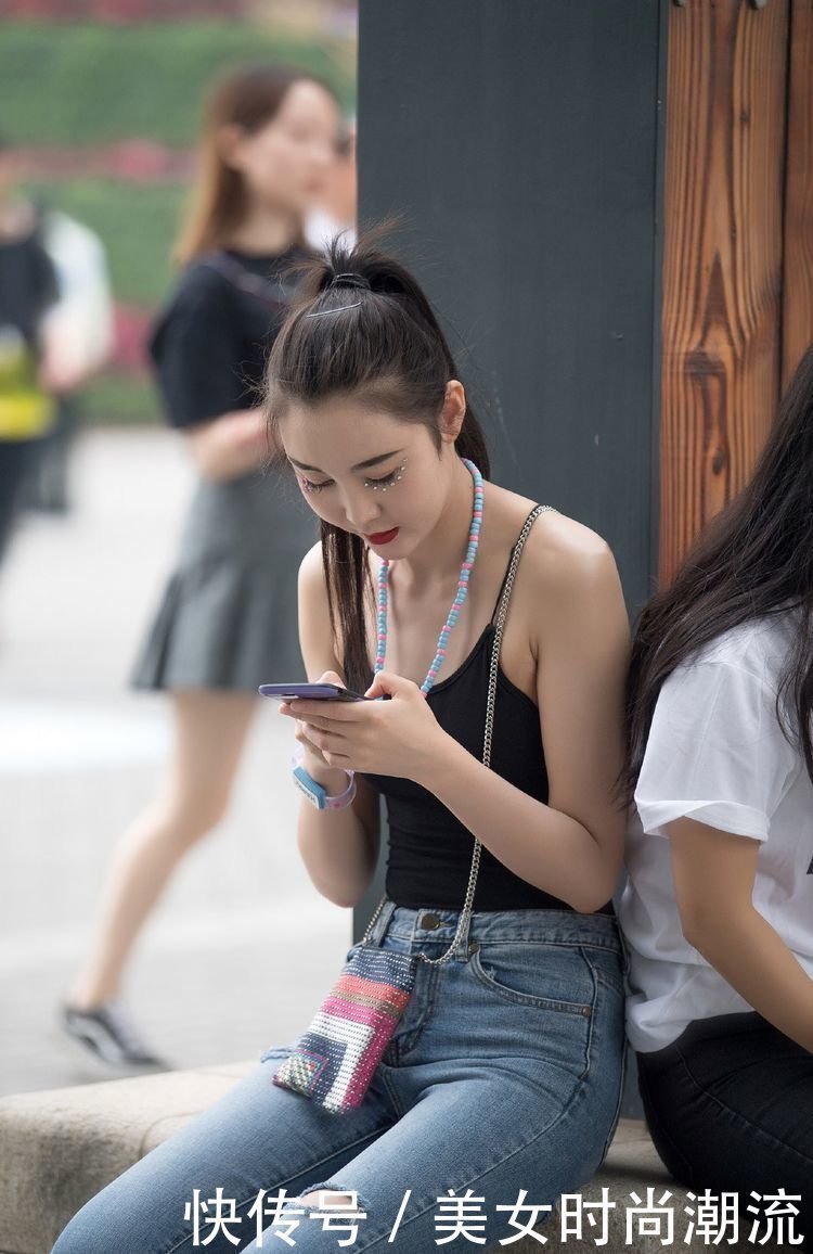 黑色|一袭紧身的黑色小吊带,搭配牛仔热裤,满满的性感气质